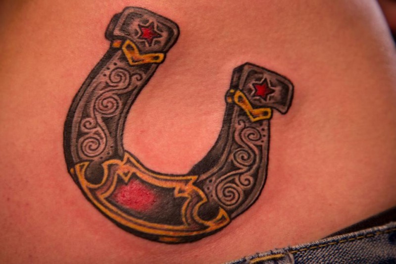 腰部彩色红星马蹄铁纹身图案