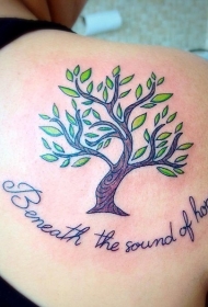 肩部彩色漂亮的大树纹身图案