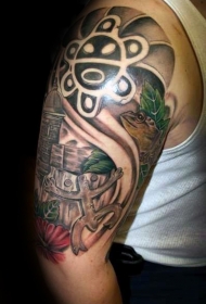 肩部彩色古代雕像与蜥蜴纹身图案