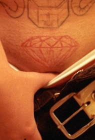 腹部割肉钻石纹身图案