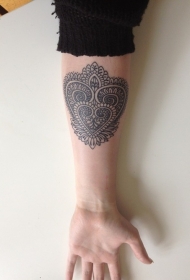 手臂漂亮的女子部落的心形纹身图案