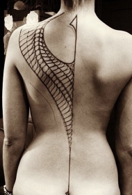 背部惊人的黑色骨骼状整长线纹身图案