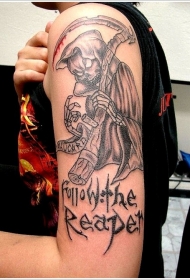 手臂镰刀死神和花体字纹身图案