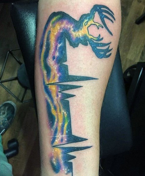 手臂五彩的心电图和鹿头骷髅纹身图案