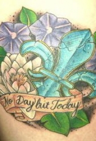 腿部彩色花朵与英文纹身图案