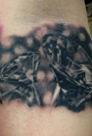 手臂非常逼真写实的钻石纹身图案