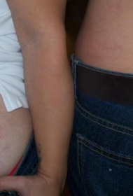 情侣腰部彩色花朵纹身图案