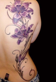 背部紫色的牵牛花纹身图案