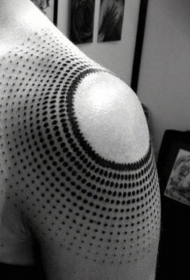 肩部黑色圆形圆点纹身图案