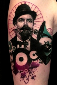 肩部复古风格老头留声机纹身图片