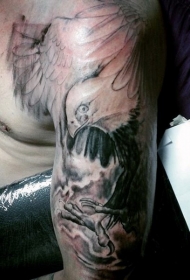 大臂非常细致的鹰纹身图案