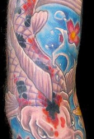 彩色鲤鱼纹身图案