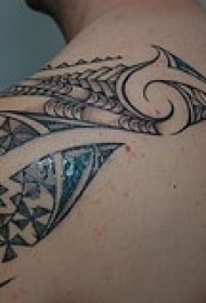 肩部铁机制黑色纹身图案