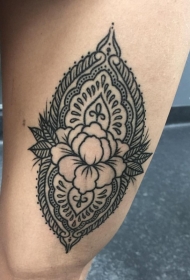 大腿令人惊叹的黑色印度教风格装饰纹身图案