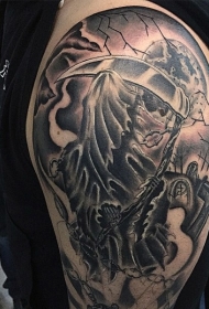 大臂令人毛骨悚然的黑白骷髅与墓地纹身图案