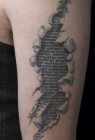手臂撕皮和黑白英文字母文章纹身图案