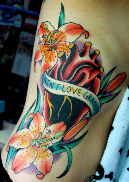 腰侧彩色百合花与英文纹身图案
