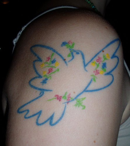 蓝色线条鸽子轮廓手臂纹身图案