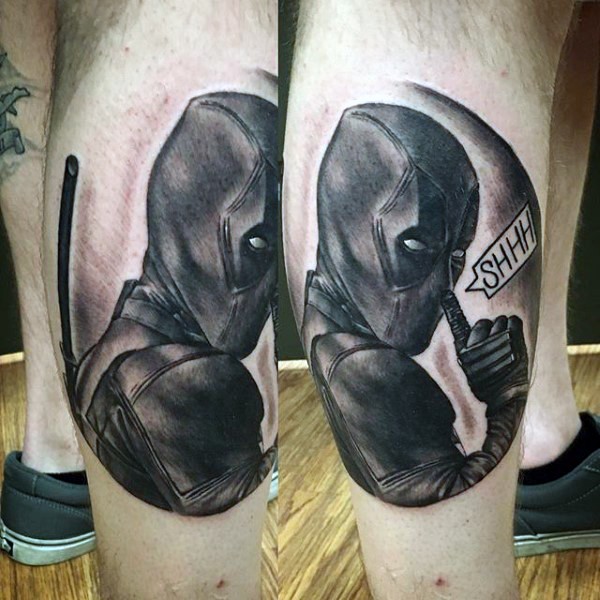 小腿黑灰风格死侍与字母纹身图案