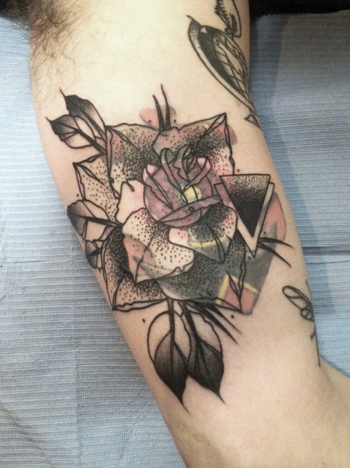 大臂点刺手绘黑白小玫瑰纹身图案