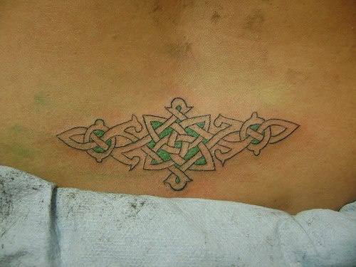 腰部有趣的绿色和白色凯尔特结纹身图案