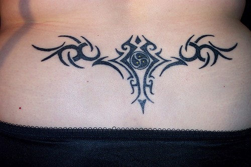 背部黑色部落藤蔓符号纹身图案