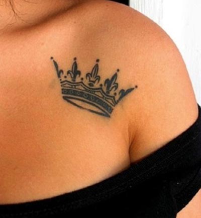肩部美丽的黑色皇冠纹身图案