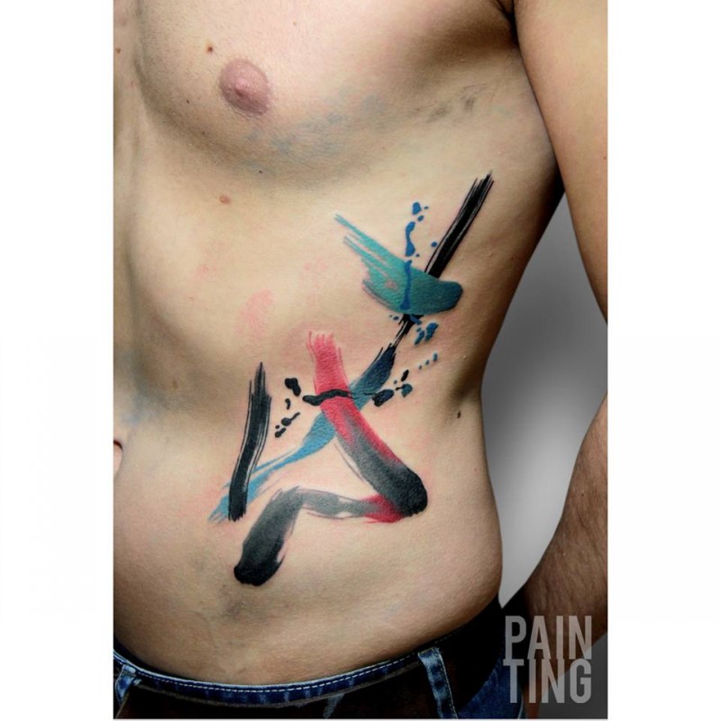 男性腰侧水彩风格的纹身图案