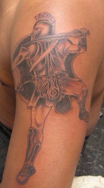 肩部黑灰拿剑战士纹身图案