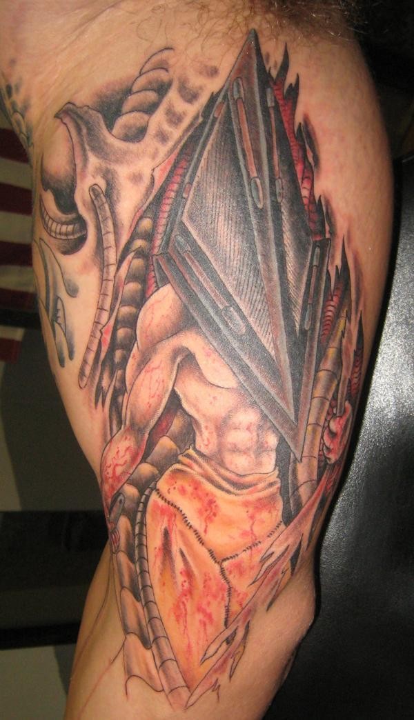 大臂漫画风格血腥的战斗纹身图案