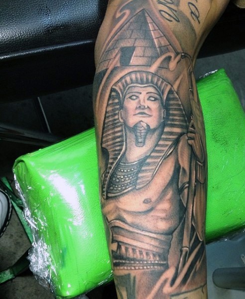 手臂古埃及主题黑色法老和金字塔纹身图案