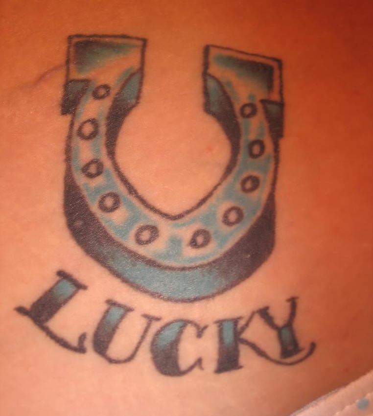 臀部马蹄铁和字母纹身图案