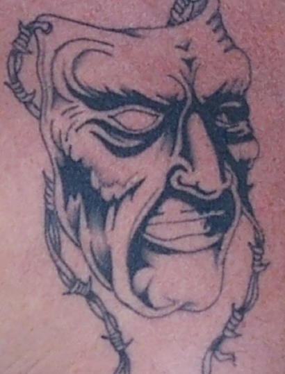 背部黑色丑陋的面具纹身图片