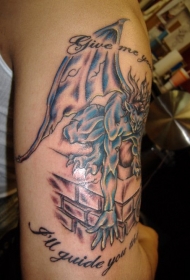 肩部彩色石像鬼与字母纹身图案