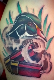 彩色的鸟与步枪纹身图案