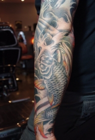 花臂日式鲤鱼浪花纹身图案