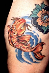 鲤鱼与美丽的花朵纹身图案