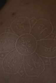 肩部白墨水瑜伽花纹身图案