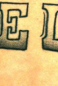 手臂黑色英文字母纹身图片