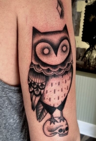 手臂幻想风格黑色头鹰与骷髅纹身图案