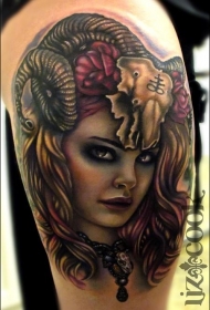 现代风格的彩色魔鬼女人纹身图案