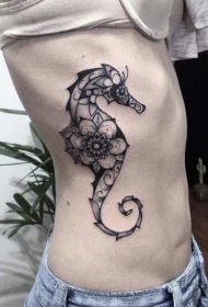 腰侧奇妙的黑白色大海马纹身图案