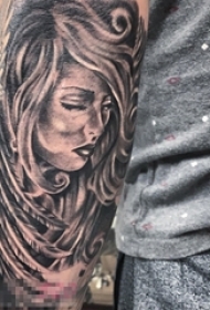 男生手臂上黑灰点刺技巧翅膀元素人物肖像纹身图片