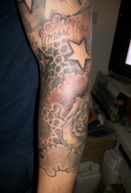 手臂可爱的云朵和五角星纹身图案