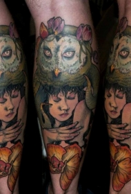腿部彩色妇女肖像与猫头鹰纹身图案