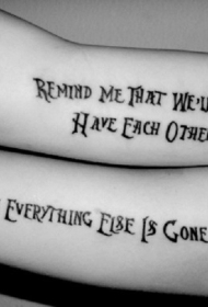 手臂象征友谊的英文字母纹身图案