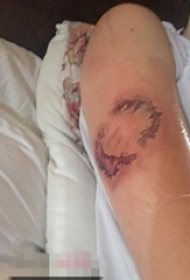 男生手臂上彩绘抽象线条牙印纹身图片