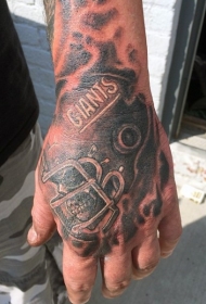 手背人类头骨头盔和字母纹身图案