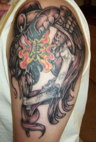 肩部彩色蛇和断骨头纹身图案