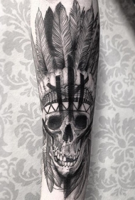 小臂惊人的黑色印度骷髅和羽毛纹身图案